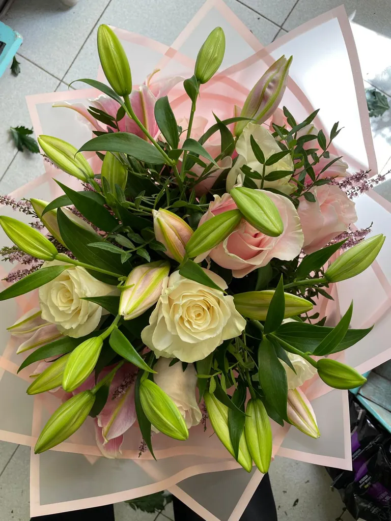 Ramo de rosas y lilium