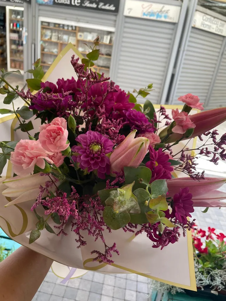 Ramo fucsia con lilium y clavel