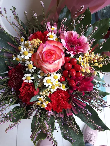Ramo de rosas y margaritas