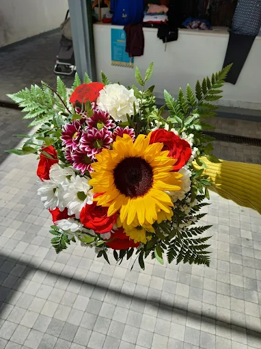 Ramo de girasol y rosas rojas