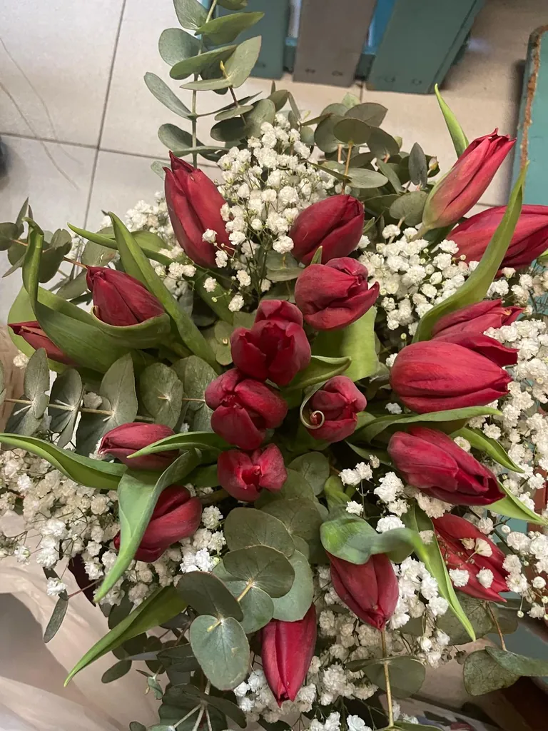 Ramo de tulipanes rojos
