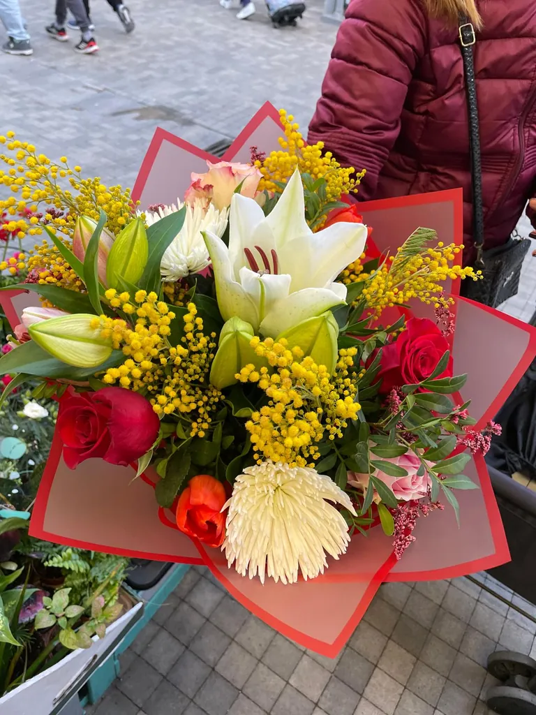 Ramo de mimosa y lilium